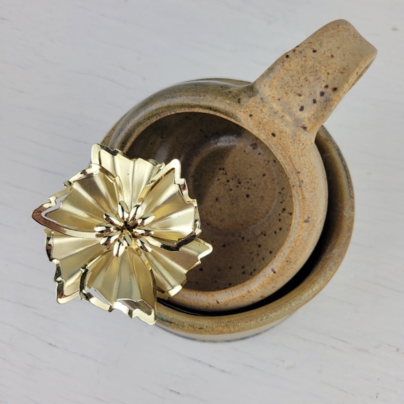 Vintage 1960s Brooch Gold Tone Metal Flower - Picture 5 of 15